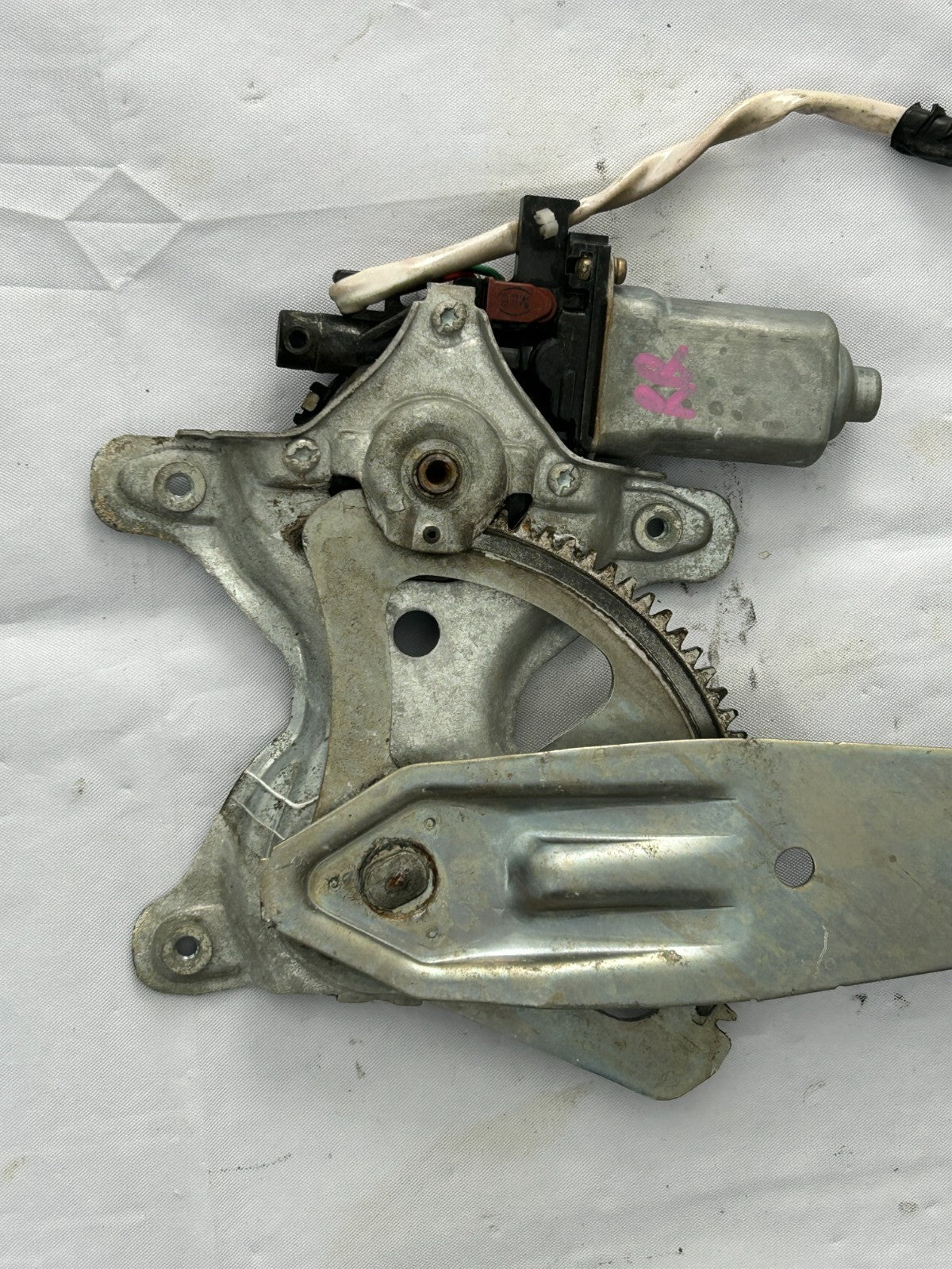 98-01 Toyota Land Cruiser Rear Right Window Regulator Motor OEM 85720-60110