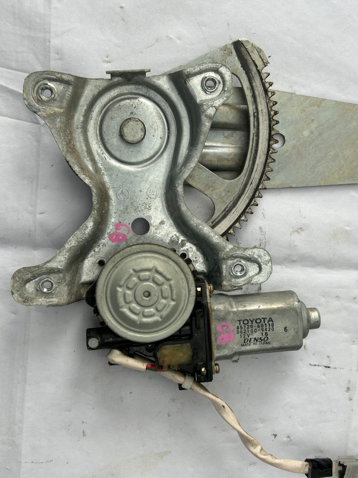 98-01 Toyota Land Cruiser Rear Right Window Regulator Motor OEM 85720-60110