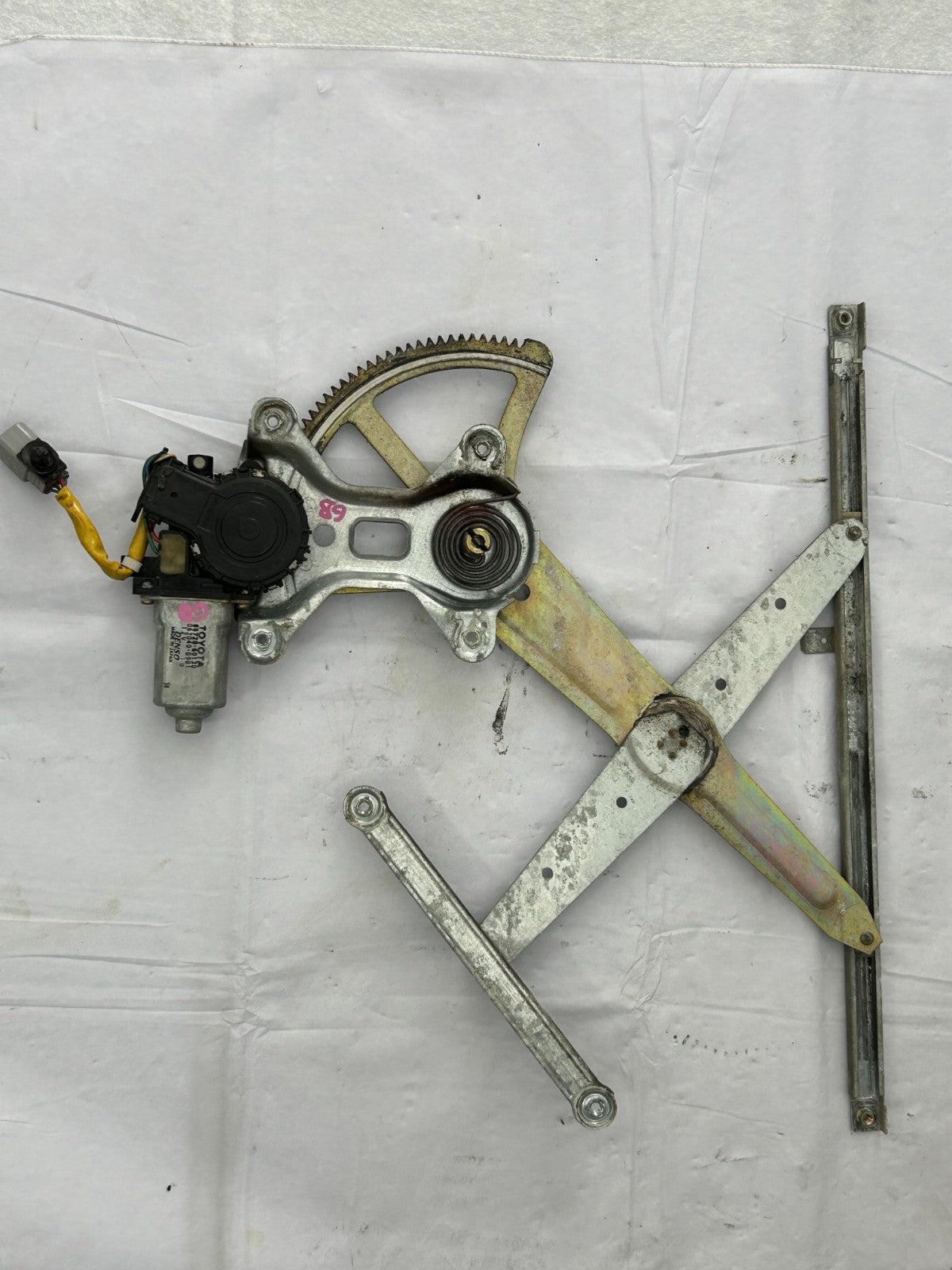98-07 Toyota Land Cruiser Front Left Window Regulator W/ Motor OEM 69802-60070
