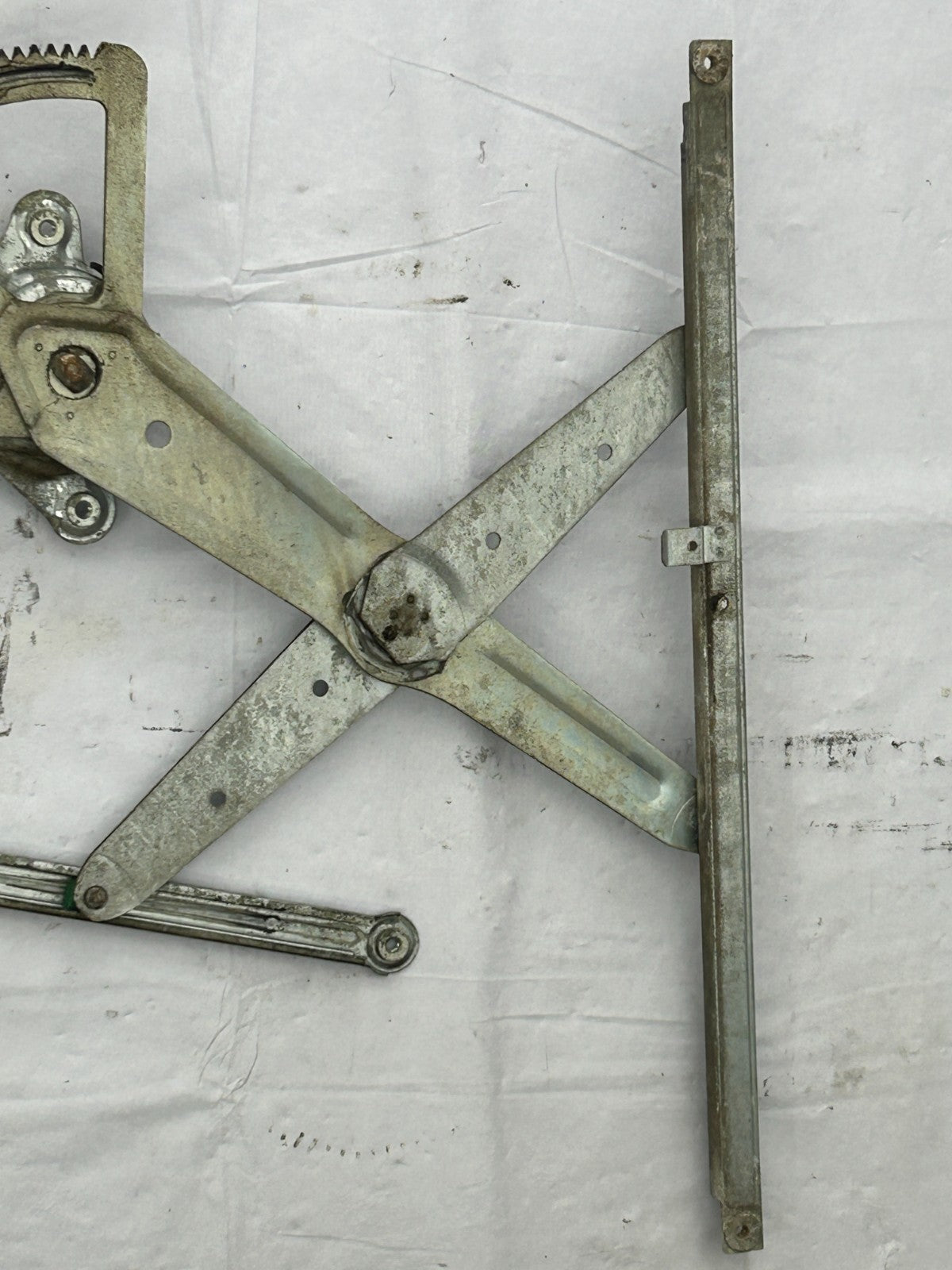 98-07 Toyota Land Cruiser Front Right Window Regulator W/ Motor OEM 69801-60070