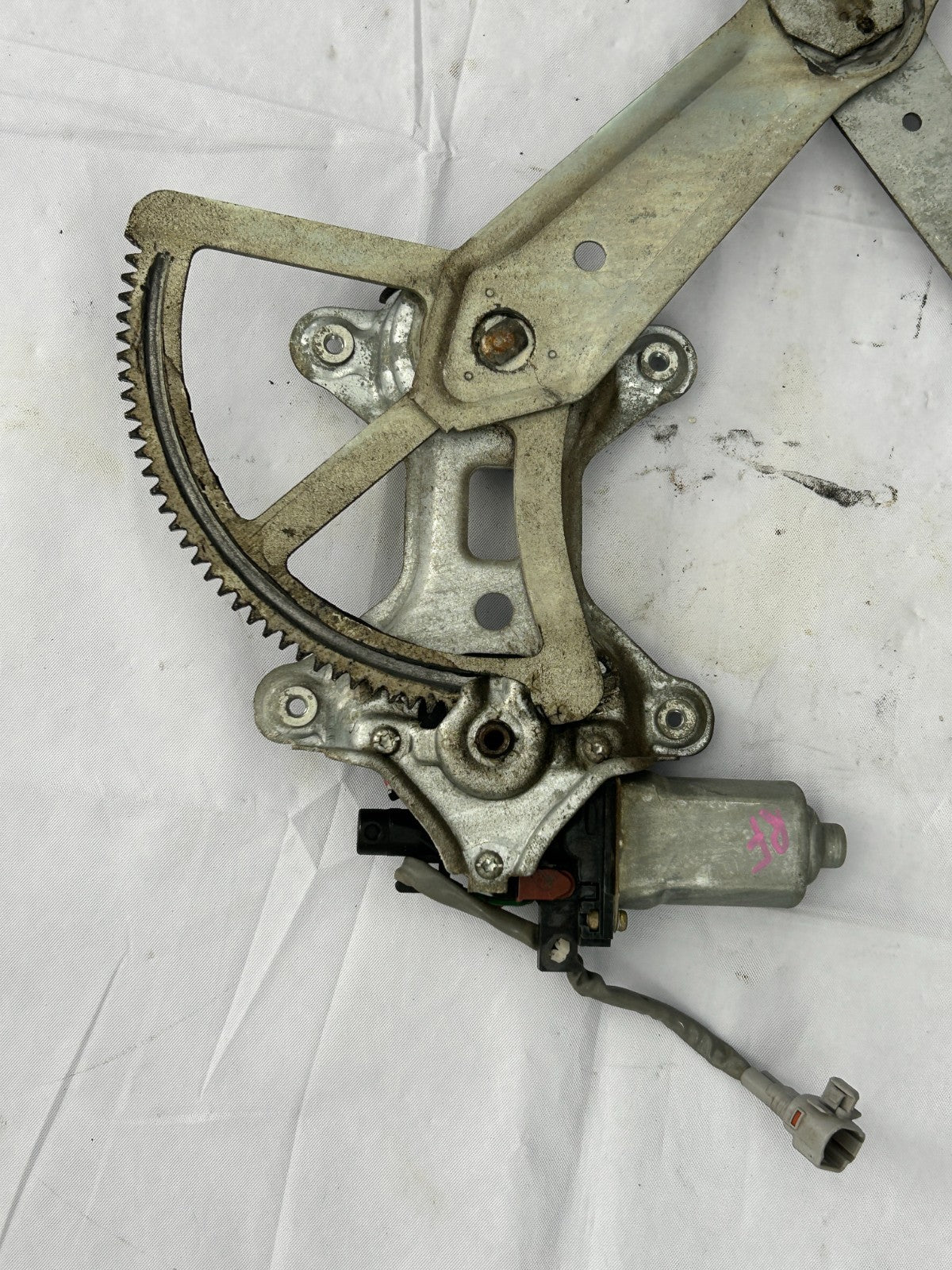 98-07 Toyota Land Cruiser Front Right Window Regulator W/ Motor OEM 69801-60070
