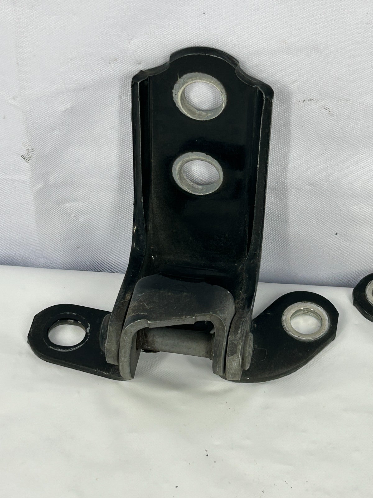 98-07 Toyota Land Cruiser Rear Right Upper & Lower Door Hinges OEM 68770-60030