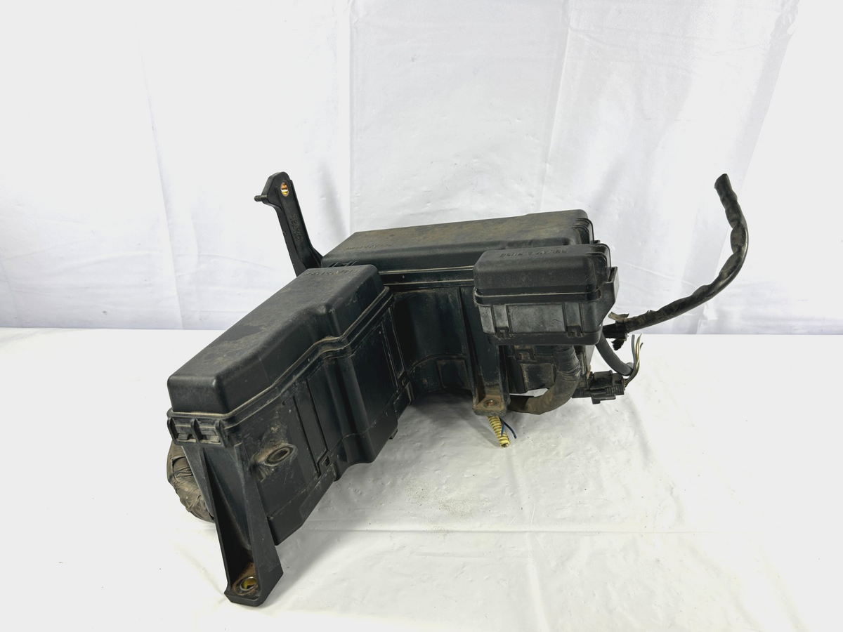 2003-2005 Toyota Tundra Engine Bay Fuse Box Relay Junction Block OEM 82720-0C011