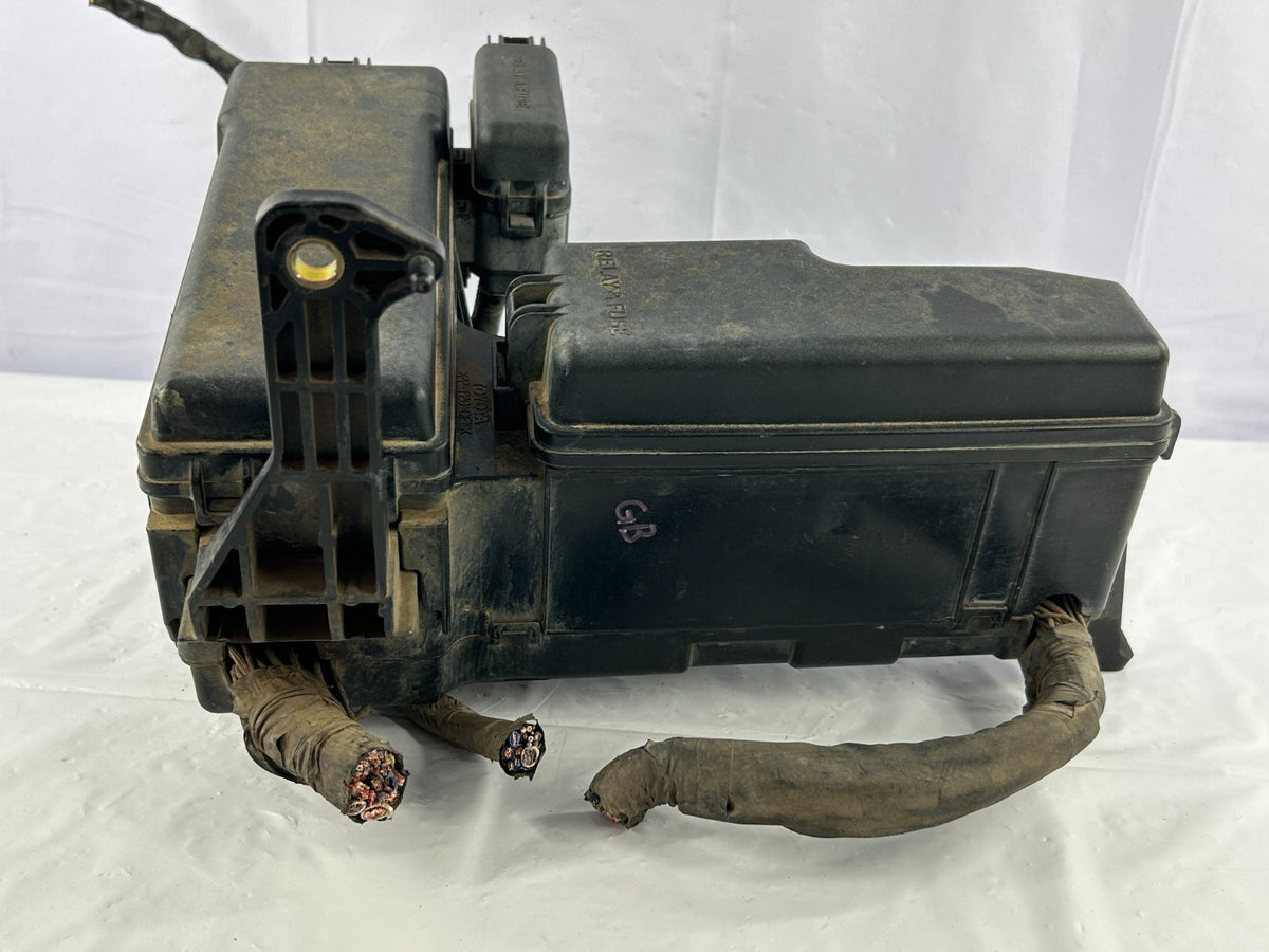 2003-2005 Toyota Tundra Engine Bay Fuse Box Relay Junction Block OEM 82720-0C011