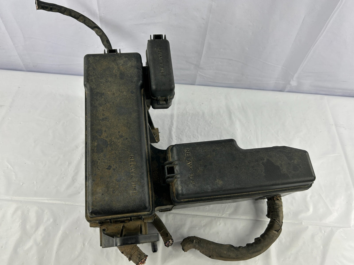 2003-2005 Toyota Tundra Engine Bay Fuse Box Relay Junction Block OEM 82720-0C011