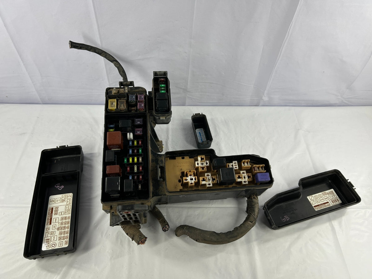 2003-2005 Toyota Tundra Engine Bay Fuse Box Relay Junction Block OEM 82720-0C011