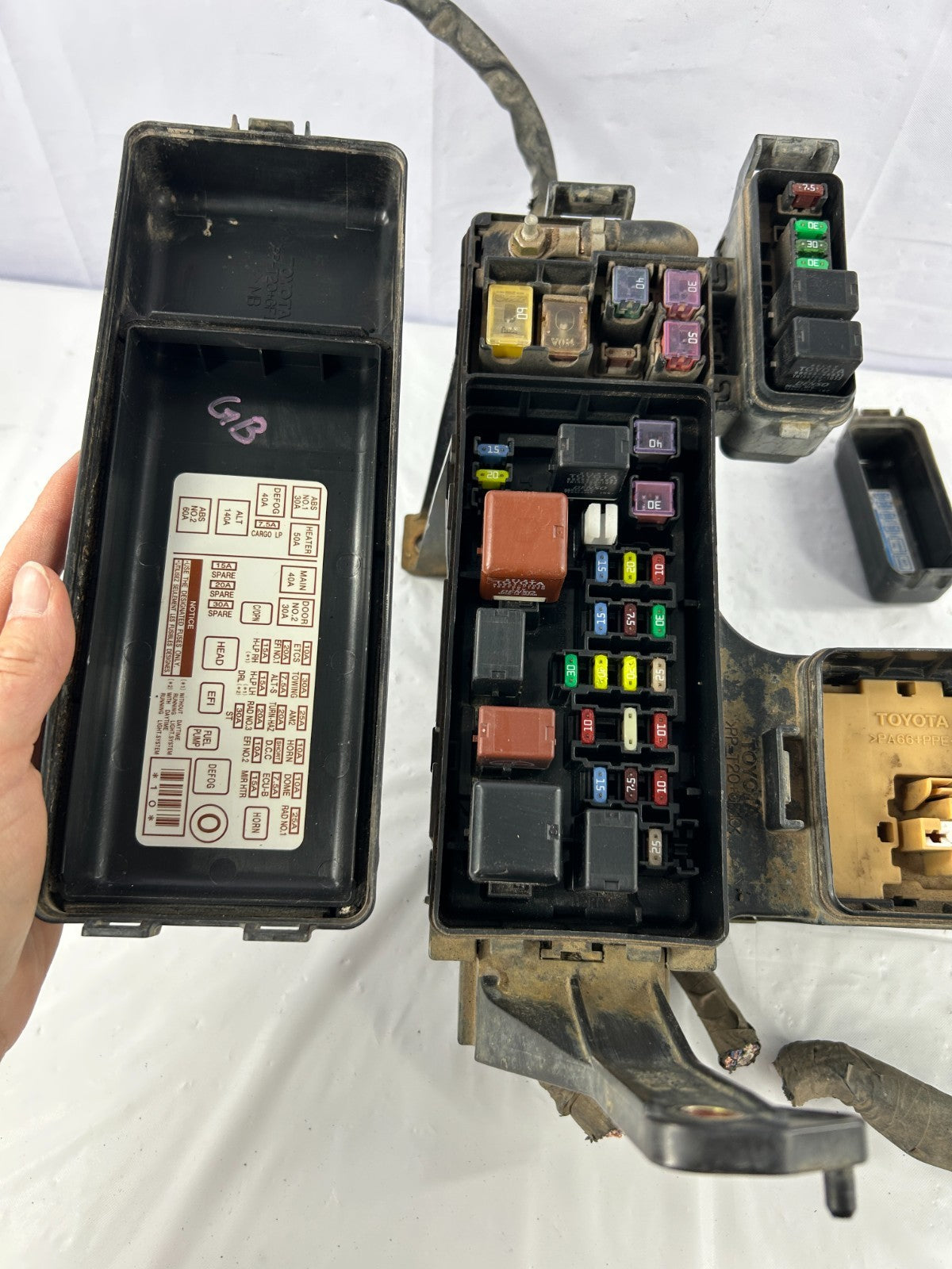2003-2005 Toyota Tundra Engine Bay Fuse Box Relay Junction Block OEM 82720-0C011