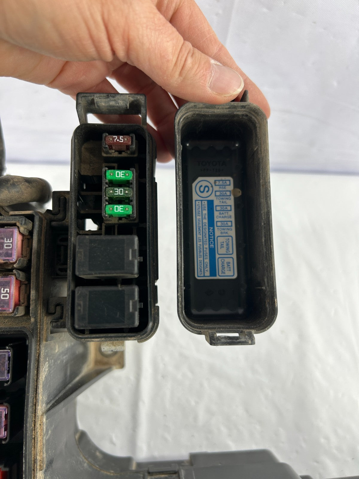 2003-2005 Toyota Tundra Engine Bay Fuse Box Relay Junction Block OEM 82720-0C011