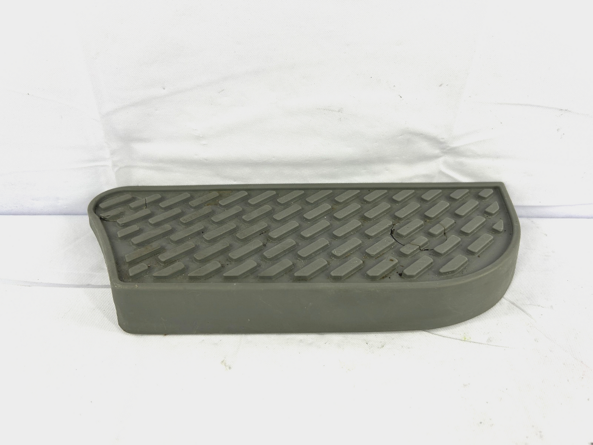 2002-2007 Lexus LX470 Rear RH Right Floor Mat Plate Gray OEM 58625-60020